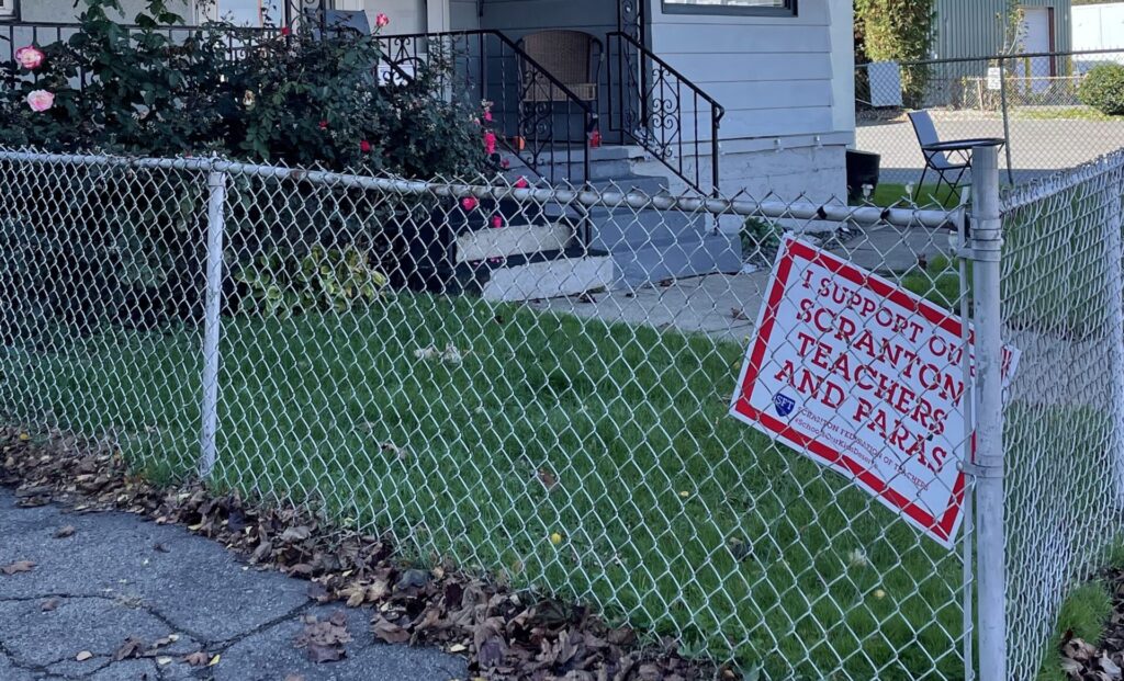 A yard sign showing support for the Scranton Federation of Teachers